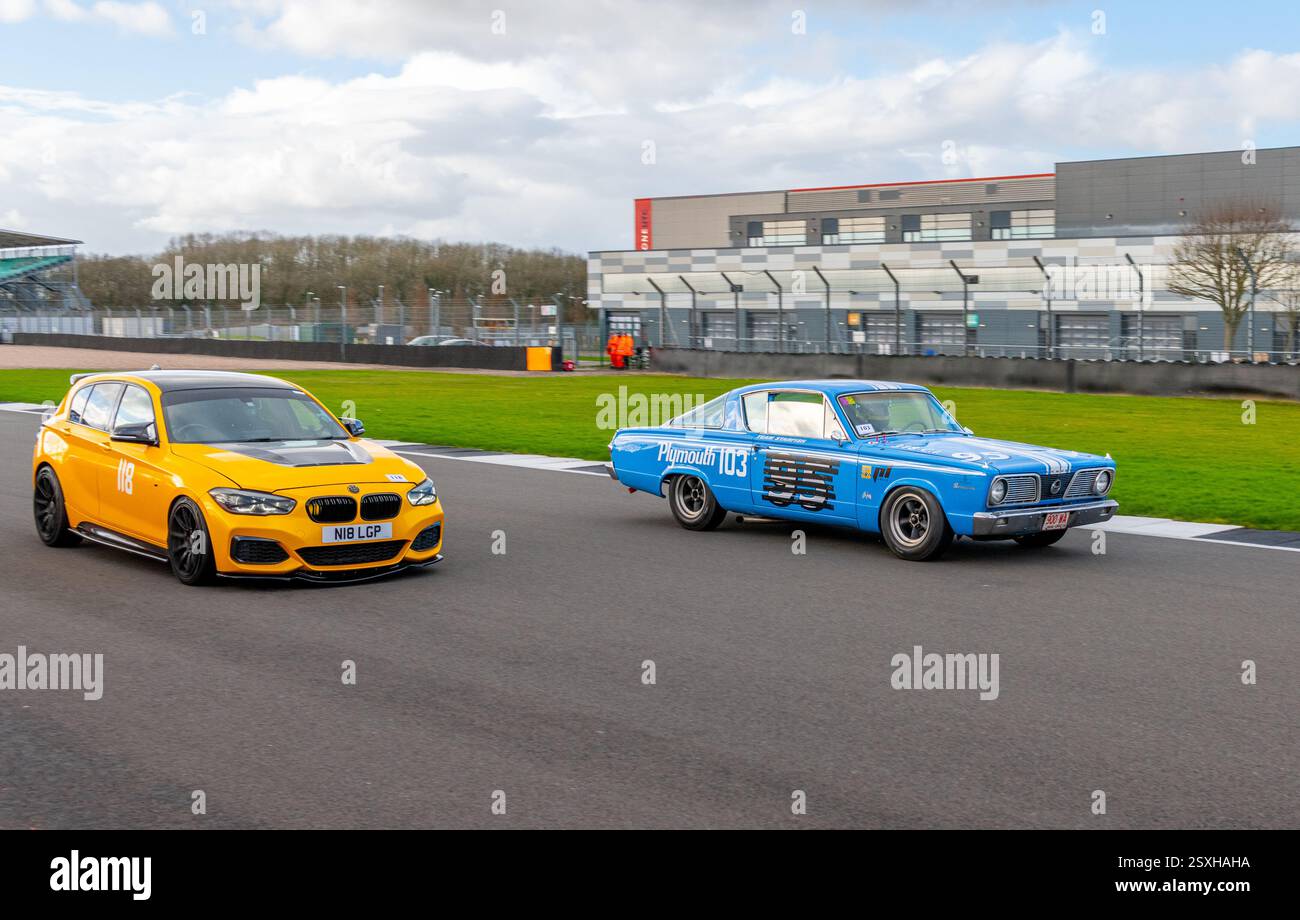 V.S.C.C. Pomeroy Trophy. Oldtimer aus der Vorkriegszeit treten gegen neuere Autos an, Silverstone Grand Prix Circuit, Silverstone Circuit. Stockfoto