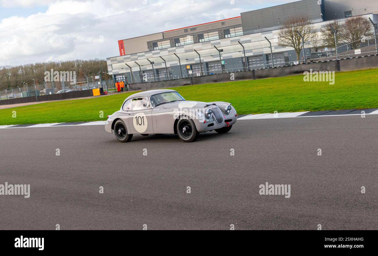 V.S.C.C. Pomeroy Trophy. Oldtimer aus der Vorkriegszeit treten gegen neuere Autos an, Silverstone Grand Prix Circuit, Silverstone Circuit. Stockfoto