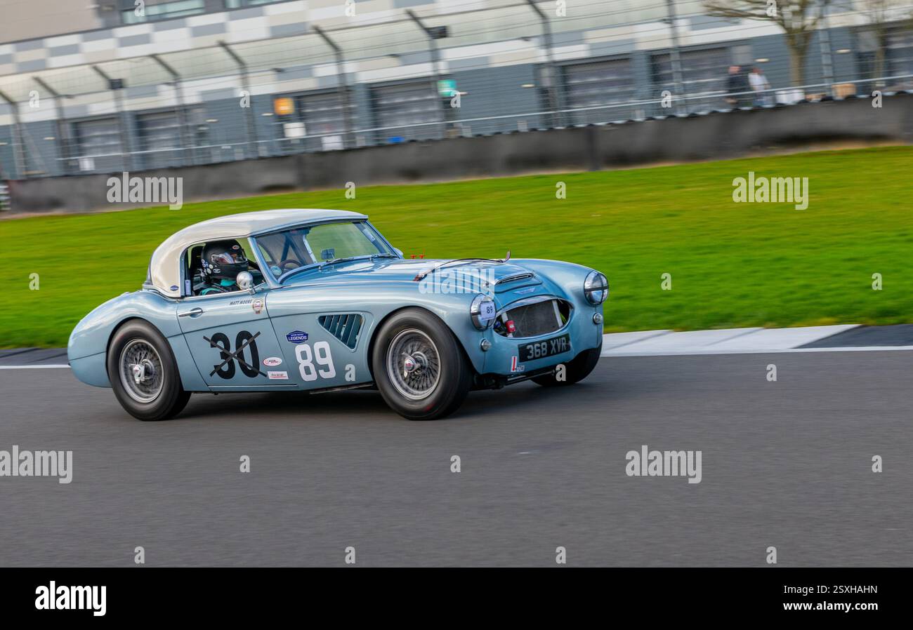 V.S.C.C. Pomeroy Trophy. Oldtimer aus der Vorkriegszeit treten gegen neuere Autos an, Silverstone Grand Prix Circuit, Silverstone Circuit. Stockfoto
