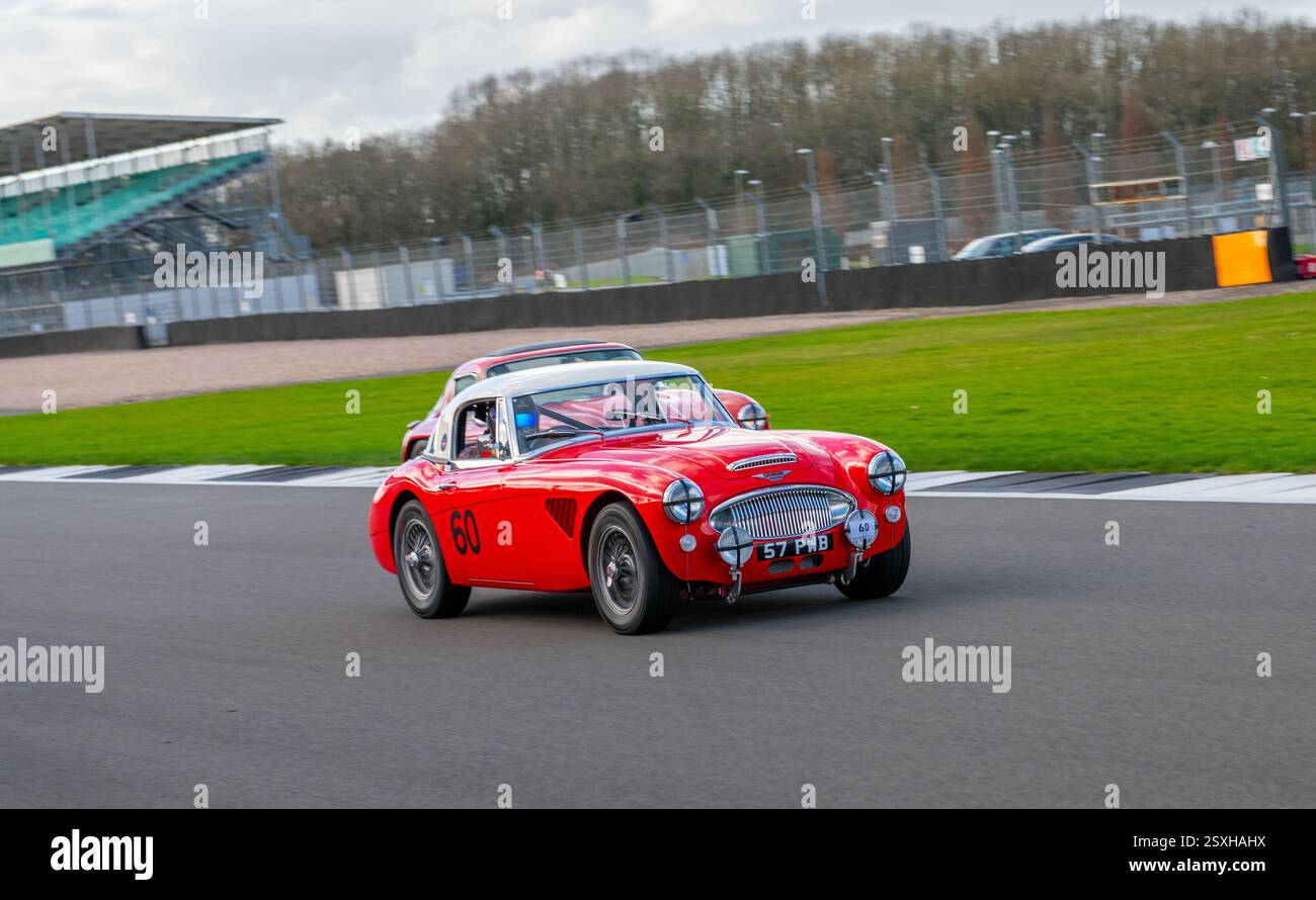 V.S.C.C. Pomeroy Trophy. Oldtimer aus der Vorkriegszeit treten gegen neuere Autos an, Silverstone Grand Prix Circuit, Silverstone Circuit. Stockfoto