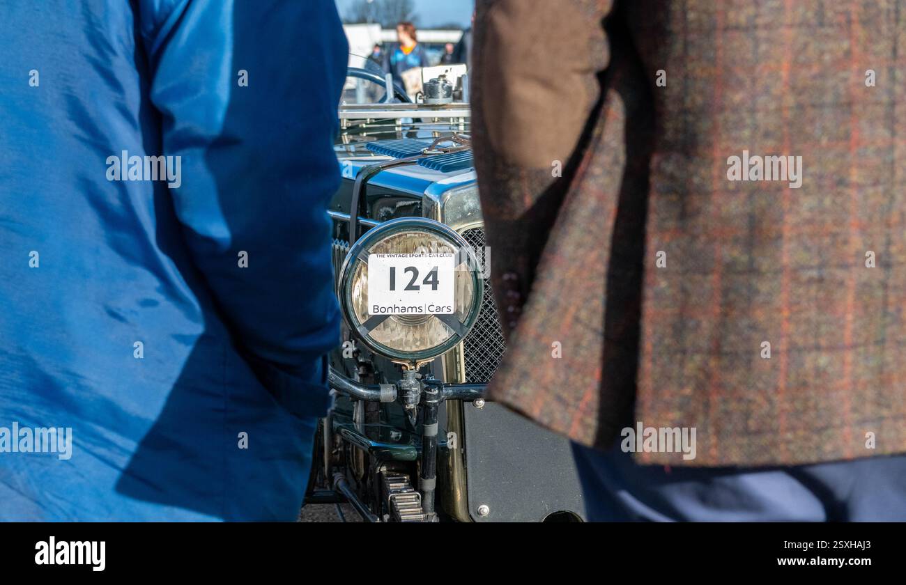 V.S.C.C. Pomeroy Trophy. Oldtimer aus der Vorkriegszeit treten gegen neuere Autos an, Silverstone Grand Prix Circuit, Silverstone Circuit. Stockfoto