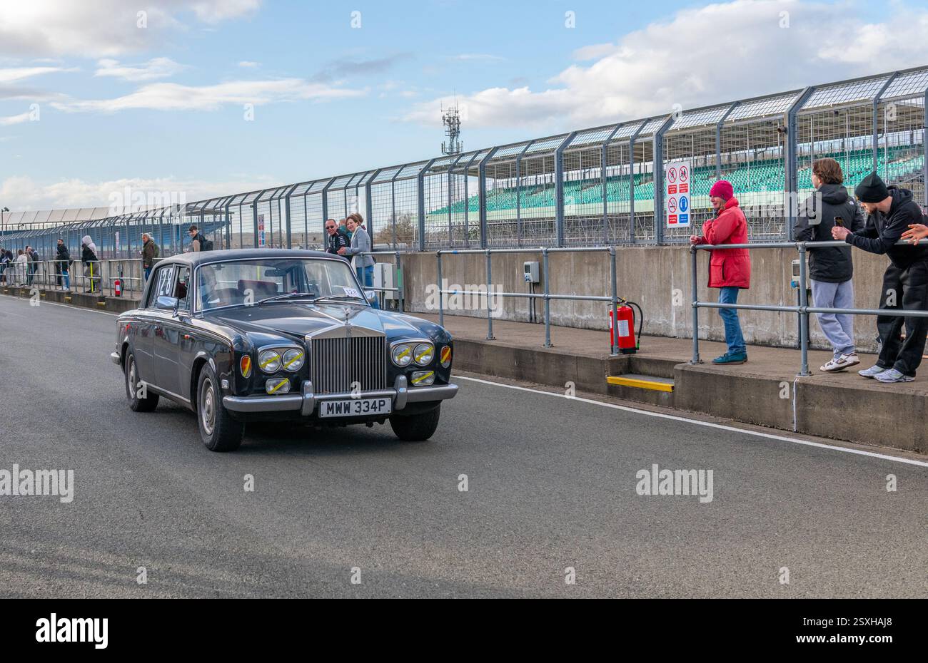 V.S.C.C. Pomeroy Trophy. Oldtimer aus der Vorkriegszeit treten gegen neuere Autos an, Silverstone Grand Prix Circuit, Silverstone Circuit. Stockfoto