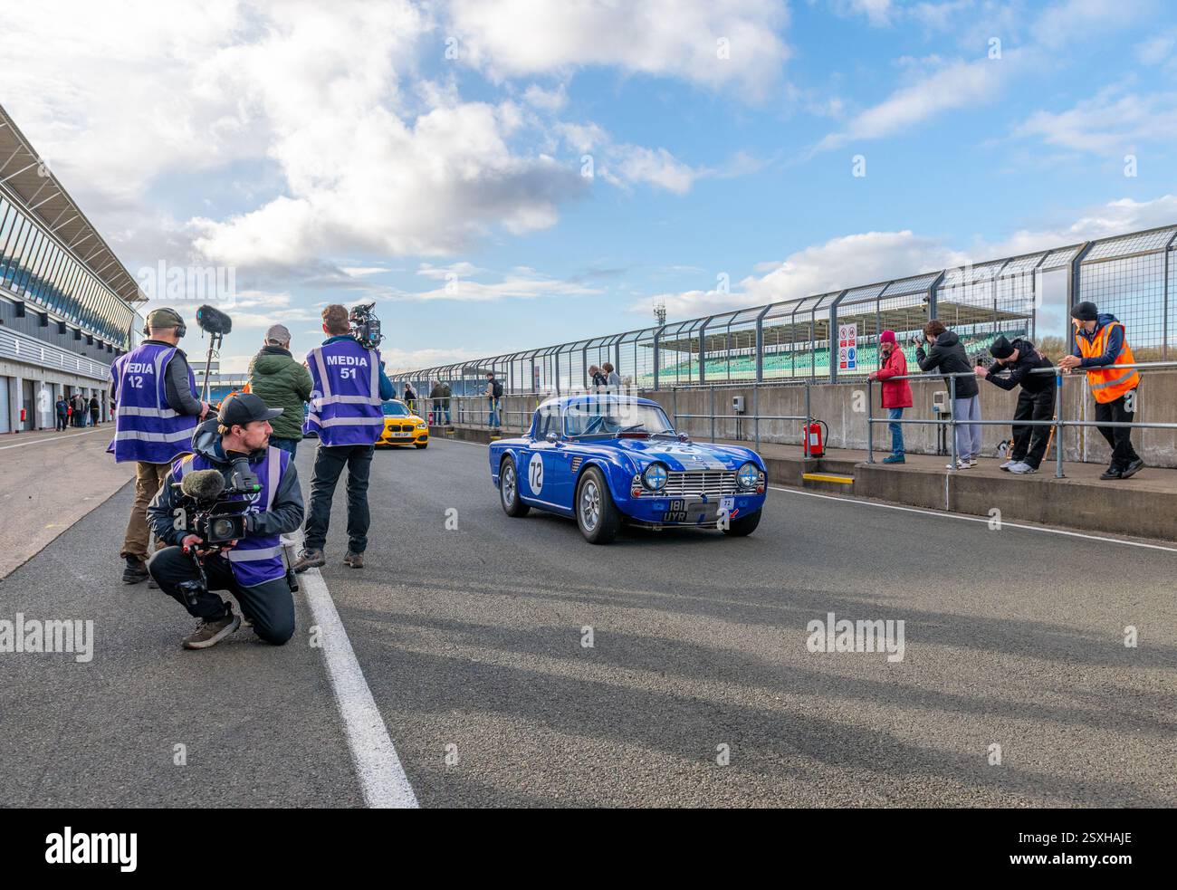 V.S.C.C. Pomeroy Trophy. Oldtimer aus der Vorkriegszeit treten gegen neuere Autos an, Silverstone Grand Prix Circuit, Silverstone Circuit. Stockfoto
