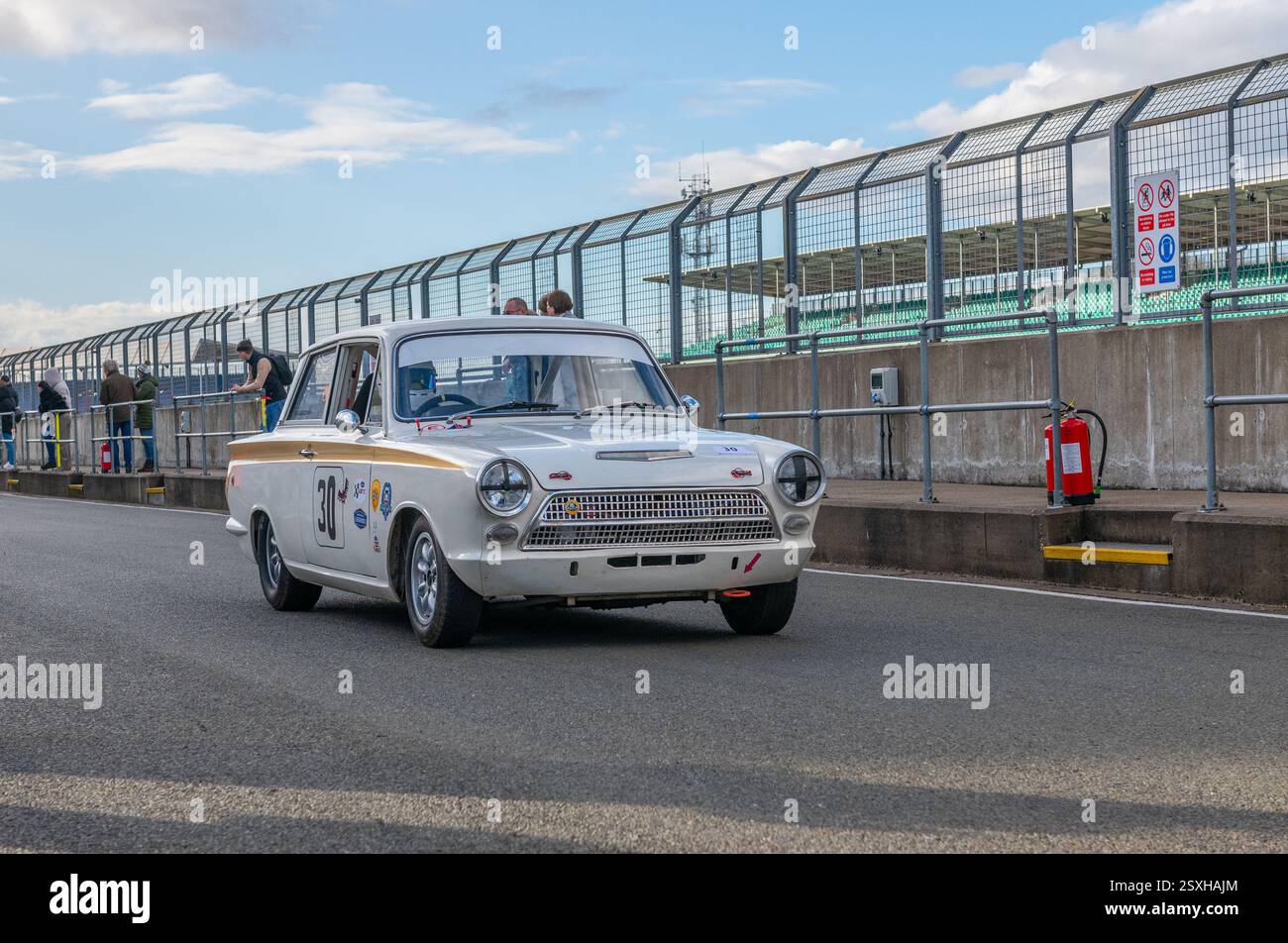 V.S.C.C. Pomeroy Trophy. Oldtimer aus der Vorkriegszeit treten gegen neuere Autos an, Silverstone Grand Prix Circuit, Silverstone Circuit. Stockfoto