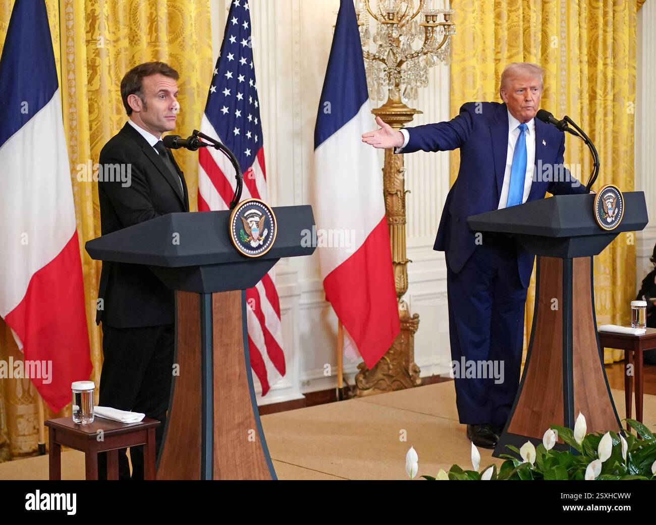 Washington, Usa. Februar 2025. US-Präsident Donald Trump und der französische Präsident Emmanuel Macron (L) beantworten Fragen während einer gemeinsamen Pressekonferenz im East Room des Weißen Hauses in Washington, DC am Montag, den 24. Februar 2025. Foto: Bonnie Cash/UPI Credit: UPI/Alamy Live News Stockfoto
