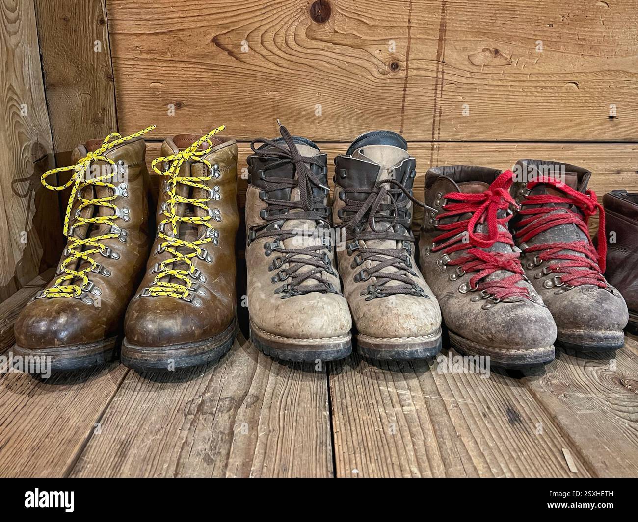 Drei Paar alte Wanderschuhe, alte Bergsteigerschuhe - Smartphone-aufgenommenes Stockfoto