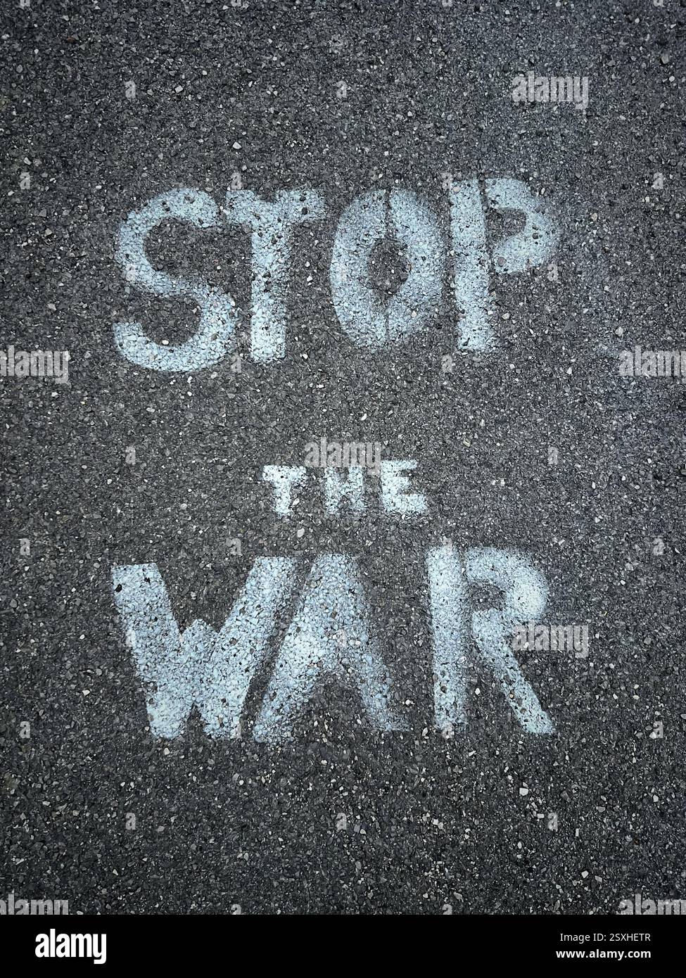 Stoppen Sie den Krieg auf einer Asphaltstraße Stockfoto