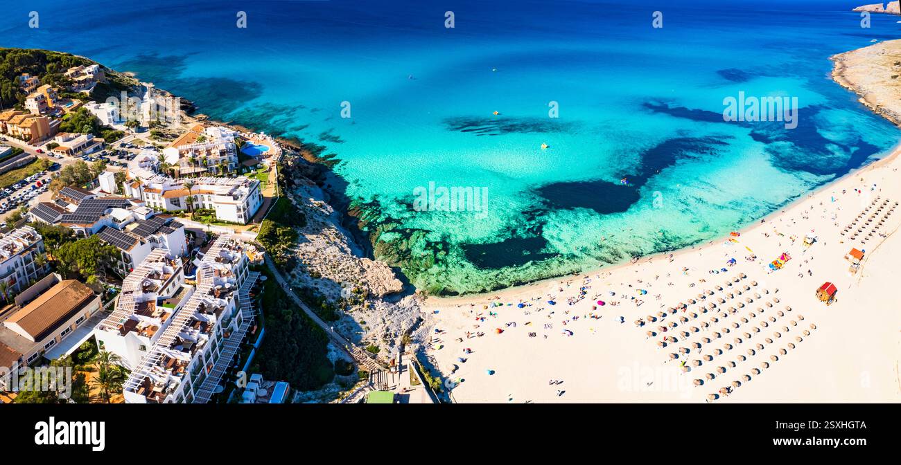 Panoramablick auf den wunderschönen Sandstrand von Cala Mesquida, Mallorca, Mittelmeer, Balearen, Spanien Stockfoto