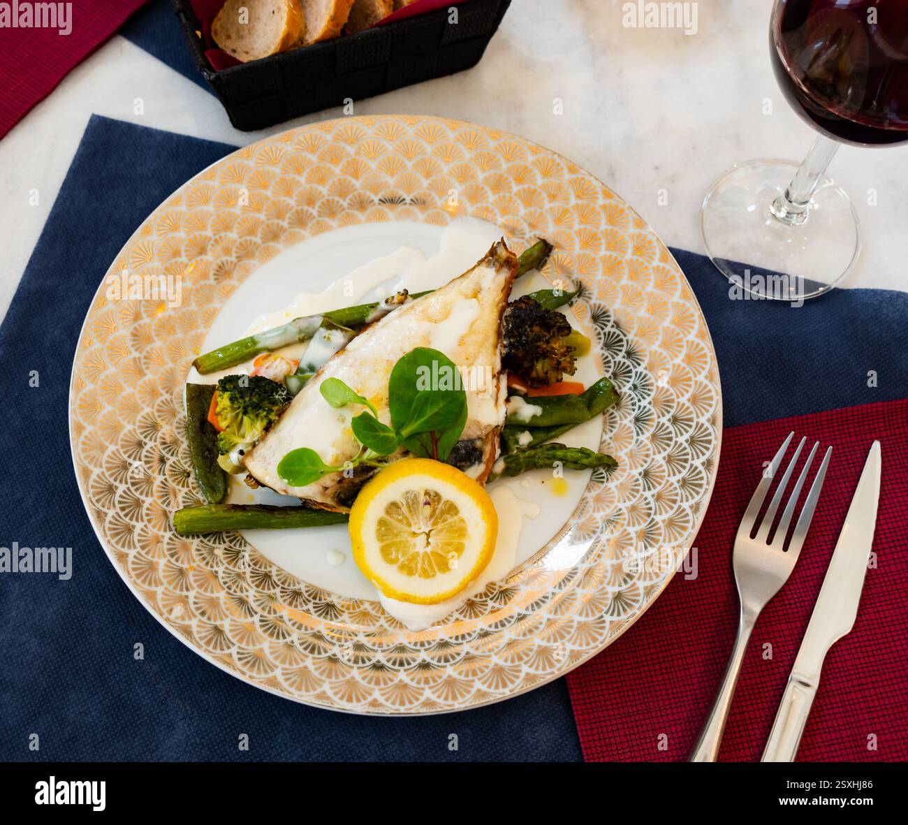 Filet der Seebrasse mit Spargel Stockfoto
