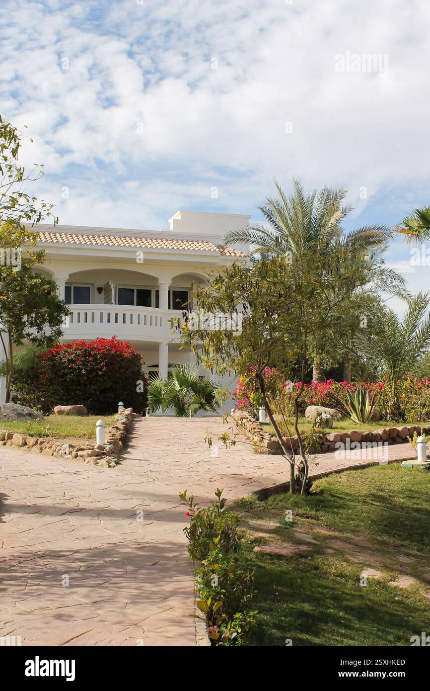 Villen und Innenhof in ägyptischem Hotel in Scharm el Sheikh, Ägypten Stockfoto
