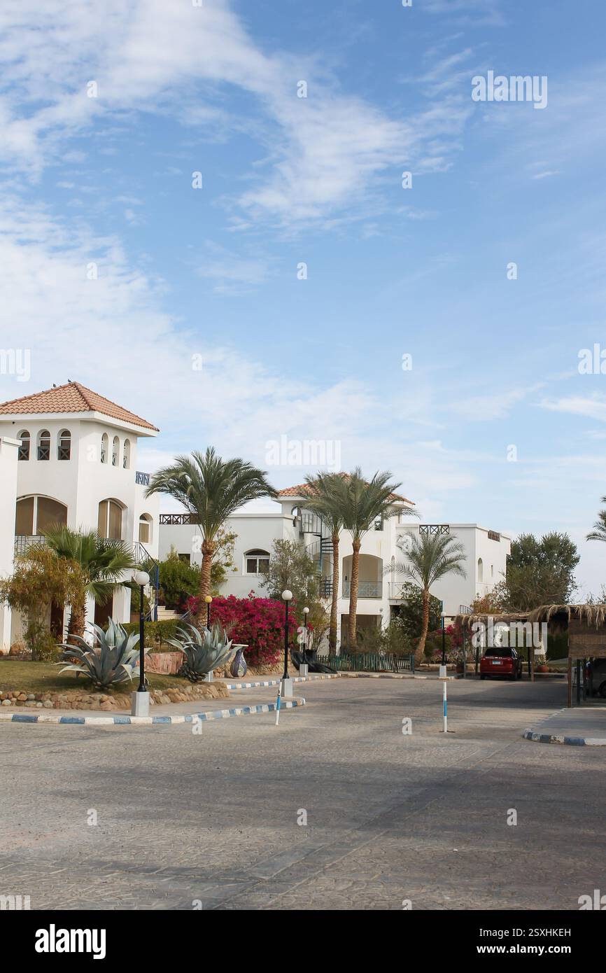 Villen und Innenhof in ägyptischem Hotel in Scharm el Sheikh, Ägypten Stockfoto