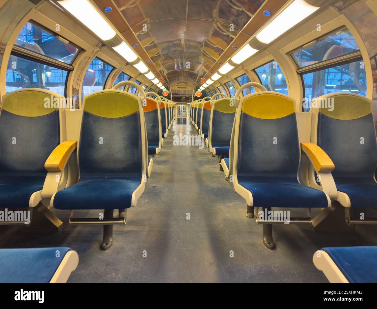 Der moderne Innenraum des Zuges verfügt über leere Sitze und ein geräumiges Design Stockfoto