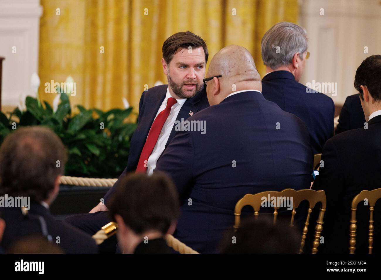 Washington, Usa. Februar 2025. Vizepräsident JD Vance unterhält sich mit Steven Cheung, Kommunikationsdirektor des Weißen Hauses, während einer gemeinsamen Pressekonferenz mit US-Präsident Donald Trump und dem französischen Präsidenten Emmanuel Macron (nicht im Bild) im East Room des Weißen Hauses in Washington DC am Montag, den 24. Februar 2025. Emmanuel Macron und andere europäische Führer treffen sich mit Präsident Trump, während die Trump-Regierung droht, die Hilfe und Unterstützung für die Ukraine aus dem Ausland zu unterbrechen. (Foto: Aaron Schwartz/SIPA USA) Credit: SIPA USA/Alamy Live News Stockfoto