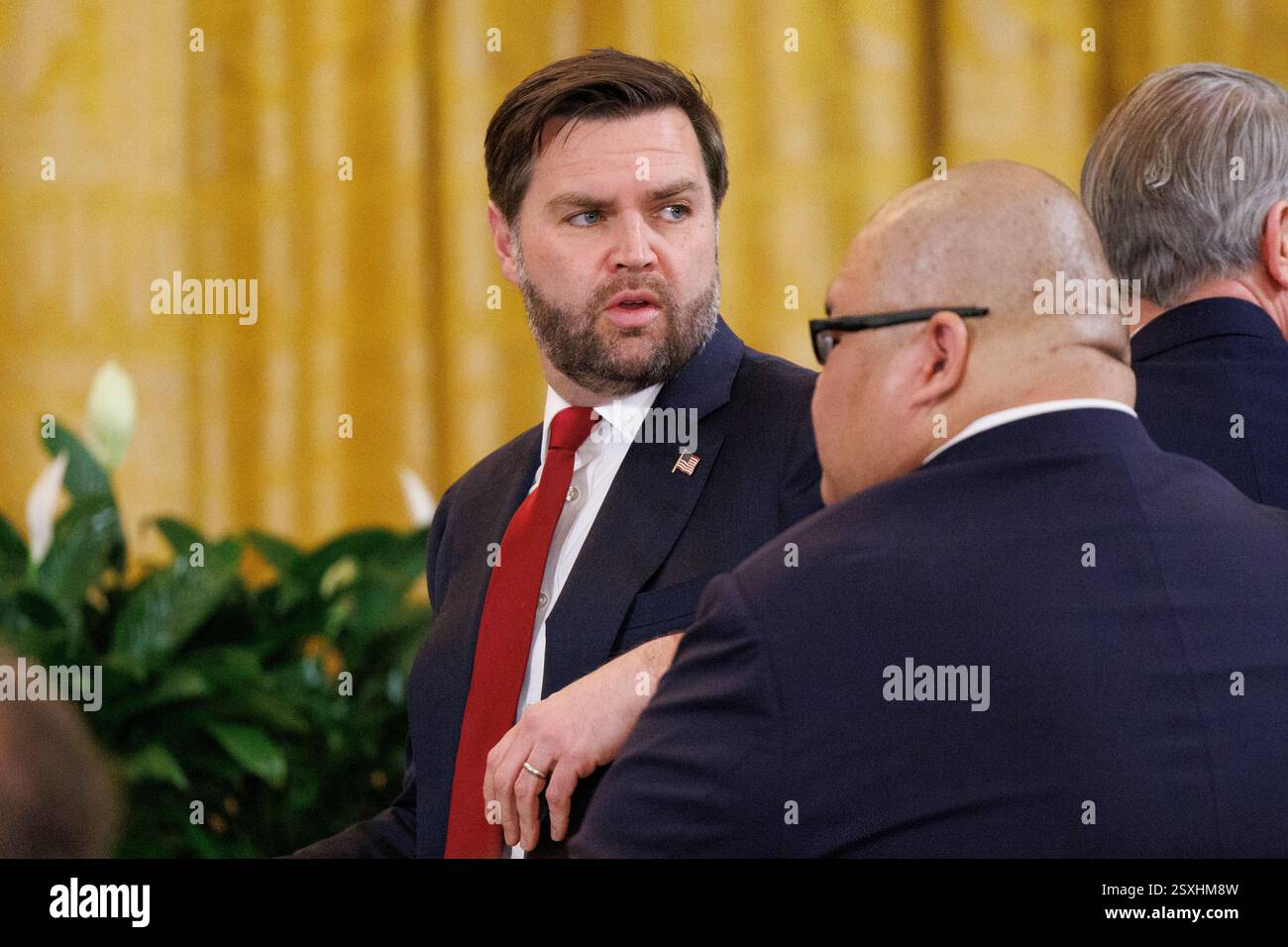 Washington, Usa. Februar 2025. Vizepräsident JD Vance unterhält sich mit Steven Cheung, Kommunikationsdirektor des Weißen Hauses, während einer gemeinsamen Pressekonferenz mit US-Präsident Donald Trump und dem französischen Präsidenten Emmanuel Macron (nicht im Bild) im East Room des Weißen Hauses in Washington DC am Montag, den 24. Februar 2025. Emmanuel Macron und andere europäische Führer treffen sich mit Präsident Trump, während die Trump-Regierung droht, die Hilfe und Unterstützung für die Ukraine aus dem Ausland zu unterbrechen. (Foto: Aaron Schwartz/SIPA USA) Credit: SIPA USA/Alamy Live News Stockfoto