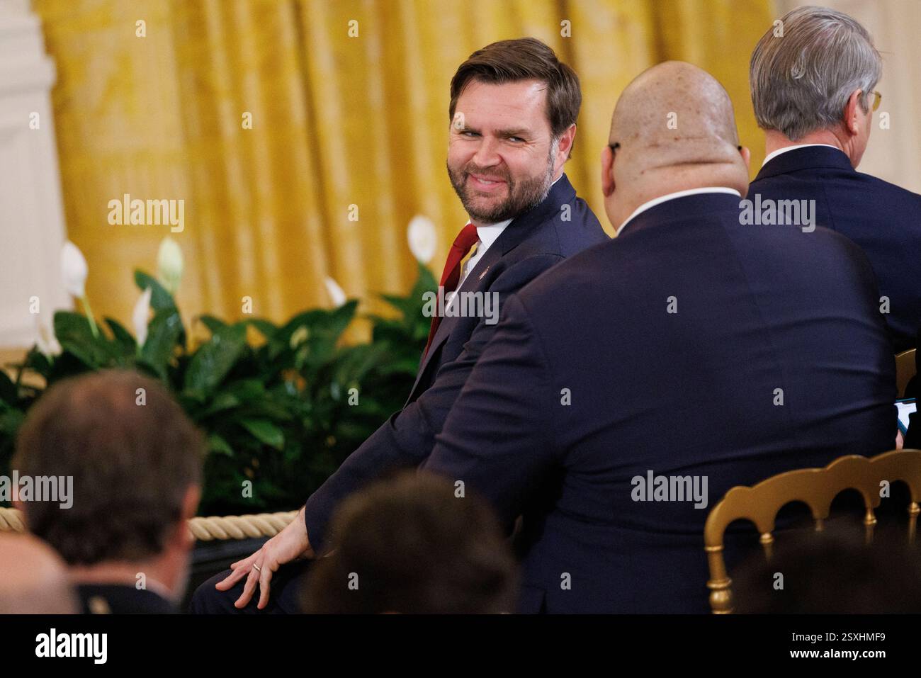 Washington, Usa. Februar 2025. Vizepräsident JD Vance unterhält sich mit Steven Cheung, Kommunikationsdirektor des Weißen Hauses, während einer gemeinsamen Pressekonferenz mit US-Präsident Donald Trump und dem französischen Präsidenten Emmanuel Macron (nicht im Bild) im East Room des Weißen Hauses in Washington DC am Montag, den 24. Februar 2025. Emmanuel Macron und andere europäische Führer treffen sich mit Präsident Trump, während die Trump-Regierung droht, die Hilfe und Unterstützung für die Ukraine aus dem Ausland zu unterbrechen. (Foto: Aaron Schwartz/SIPA USA) Credit: SIPA USA/Alamy Live News Stockfoto