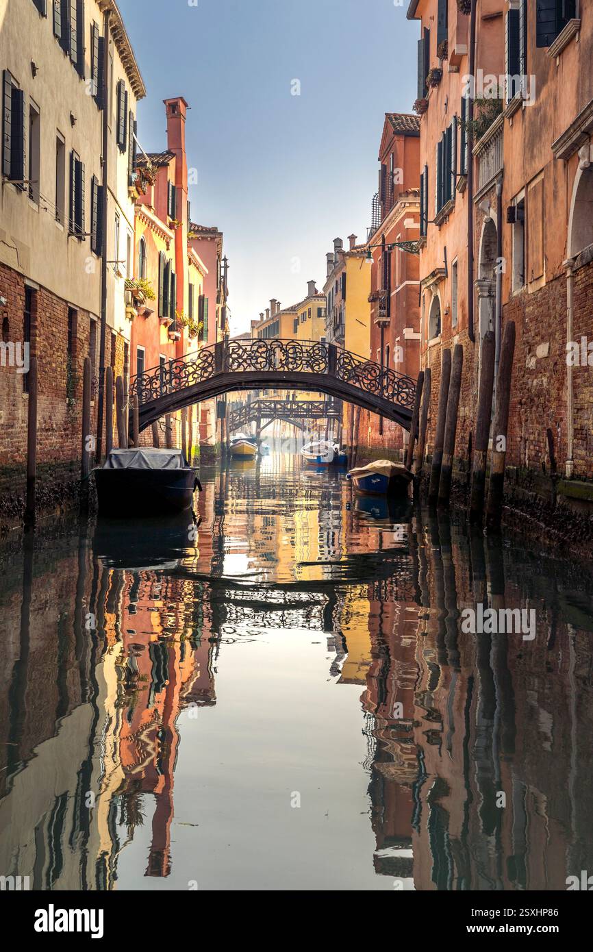 Venedig, Italien - 5. Februar 2024: Schöner Blick auf die Häuser am Kanal im jüdischen Viertel Cannaregio in Venedig Stockfoto