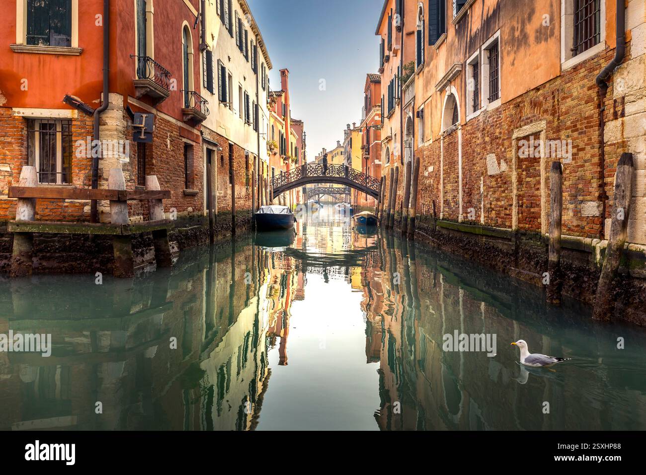 Venedig, Italien - 5. Februar 2024: Schöner Blick auf die Häuser am Kanal im jüdischen Viertel Cannaregio in Venedig Stockfoto