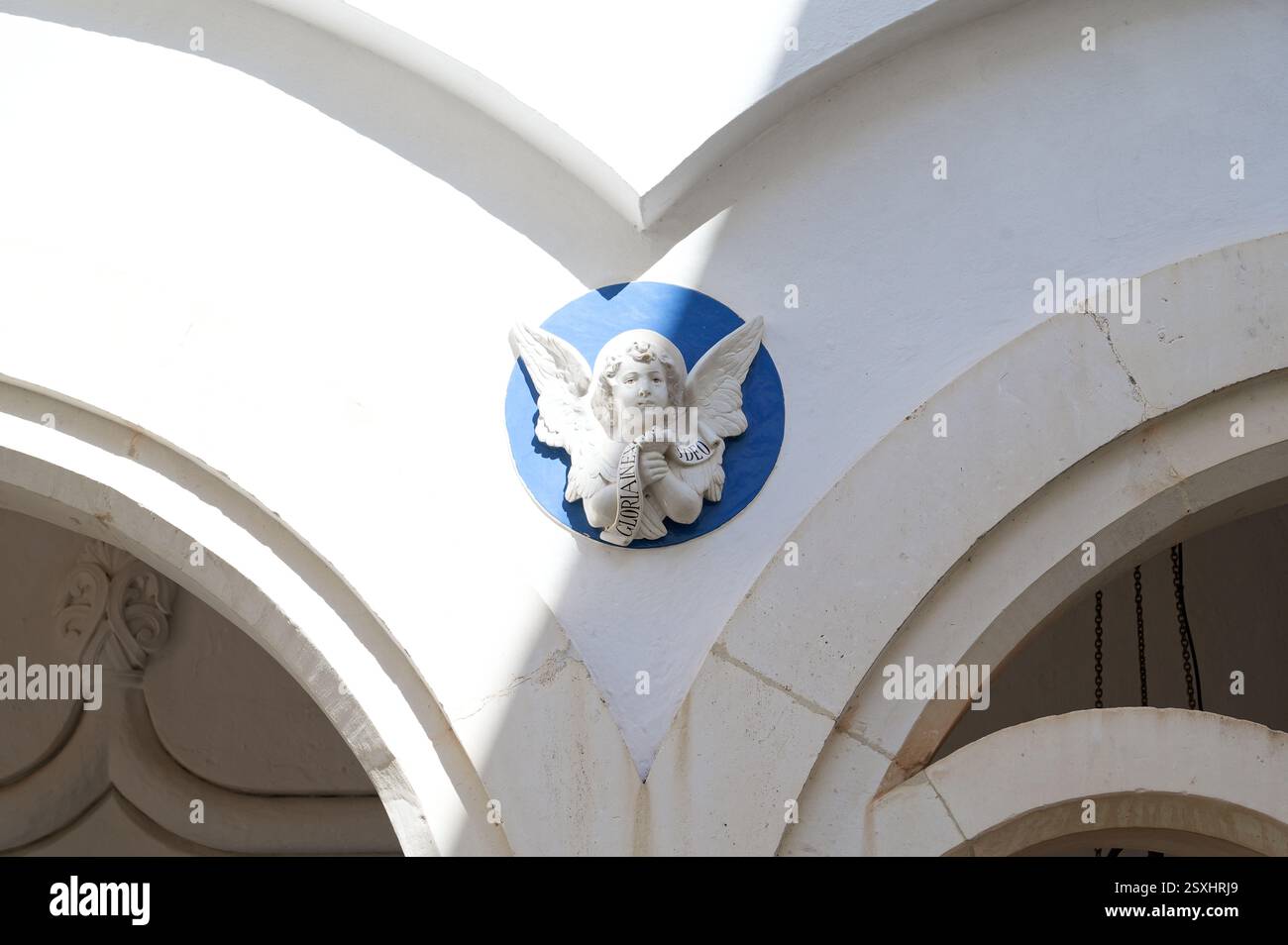 Weißes Cherub-Relief auf blauem kreisförmigem Hintergrund Stockfoto