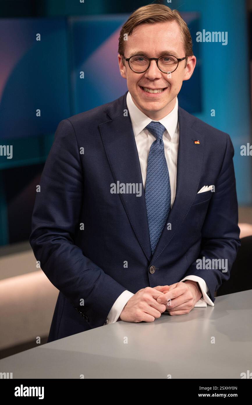 Presse-Fototermin der Sendung hart aber fair vorstand der Partei Presse-Fototermin der Sendung hart aber fair Studio C in Adlershof in Berlin. Das Thema: Nach der Wahl: Wer wird Deutschland jetzt verändern *** Pressefoto-Aufruf für das Programm hart aber fair vorstand der Partei Pressefoto-Aufruf für das Programm hart aber fair Studio C in Adlershof in Berlin das Thema nach der Wahl Wer wird Deutschland jetzt verändern Copyright: XEventpressxFuhrx Stockfoto