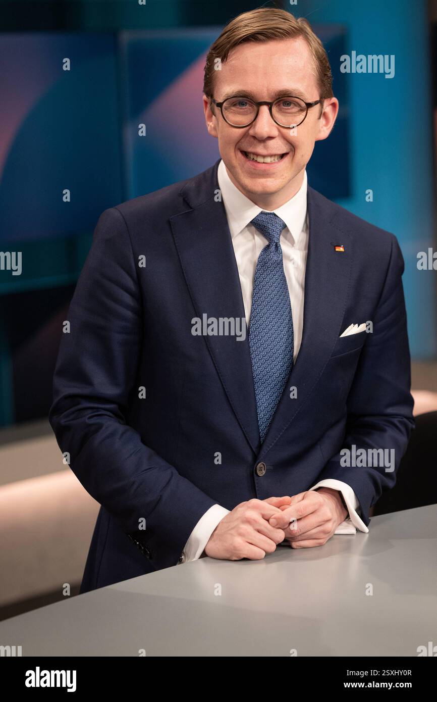 Presse-Fototermin der Sendung hart aber fair vorstand der Partei Presse-Fototermin der Sendung hart aber fair Studio C in Adlershof in Berlin. Das Thema: Nach der Wahl: Wer wird Deutschland jetzt verändern *** Pressefoto-Aufruf für das Programm hart aber fair vorstand der Partei Pressefoto-Aufruf für das Programm hart aber fair Studio C in Adlershof in Berlin das Thema nach der Wahl Wer wird Deutschland jetzt verändern Copyright: XEventpressxFuhrx Stockfoto