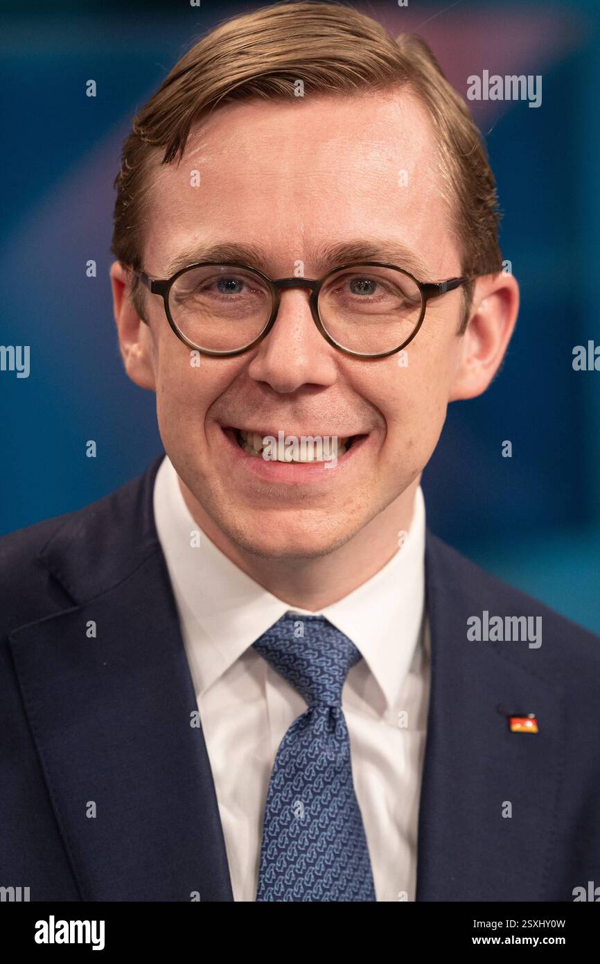 Presse-Fototermin der Sendung hart aber fair vorstand der Partei Presse-Fototermin der Sendung hart aber fair Studio C in Adlershof in Berlin. Das Thema: Nach der Wahl: Wer wird Deutschland jetzt verändern *** Pressefoto-Aufruf für das Programm hart aber fair vorstand der Partei Pressefoto-Aufruf für das Programm hart aber fair Studio C in Adlershof in Berlin das Thema nach der Wahl Wer wird Deutschland jetzt verändern Copyright: XEventpressxFuhrx Stockfoto