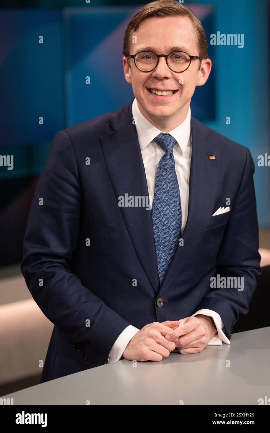 Presse-Fototermin der Sendung hart aber fair vorstand der Partei Presse-Fototermin der Sendung hart aber fair Studio C in Adlershof in Berlin. Das Thema: Nach der Wahl: Wer wird Deutschland jetzt verändern *** Pressefoto-Aufruf für das Programm hart aber fair vorstand der Partei Pressefoto-Aufruf für das Programm hart aber fair Studio C in Adlershof in Berlin das Thema nach der Wahl Wer wird Deutschland jetzt verändern Copyright: XEventpressxFuhrx Stockfoto