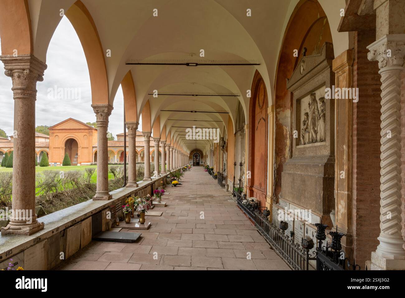 FERRARA, ITALIEN - 9. NOVEMBER 2021: Der Friedhof Certosa di Ferrara Stockfoto