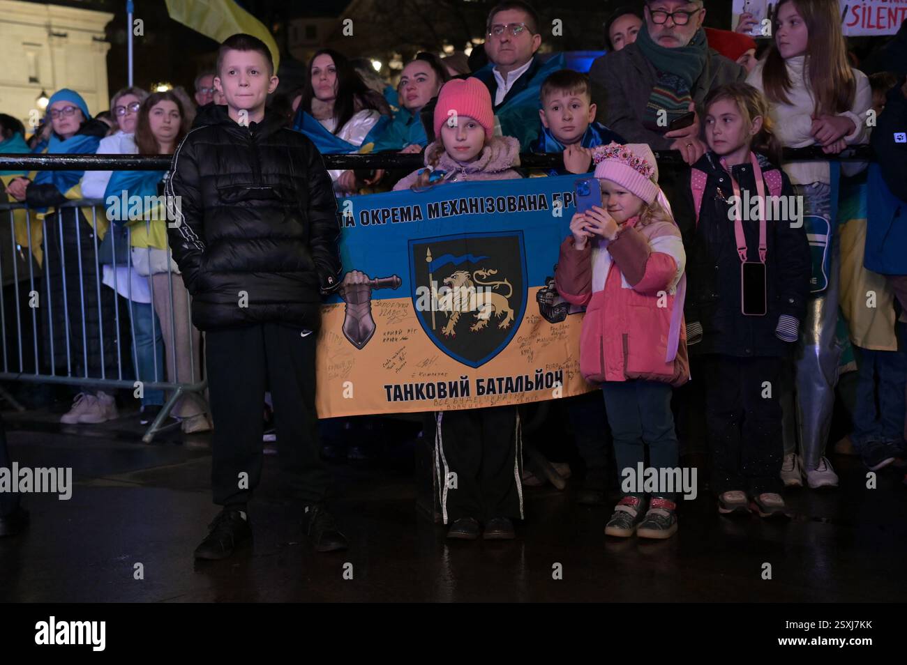 LONDON, GROSSBRITANNIEN. Februar 2025. Am dritten Jahrestag der russischen Invasion in die Ukraine versammeln sich ukrainische Familien und Unterstützer zu einer Kundgebung auf dem Trafalgar Square in London. (Foto von 李世惠/siehe Li/Picture Capital) Credit: Siehe Li/Picture Capital/Alamy Live News Stockfoto