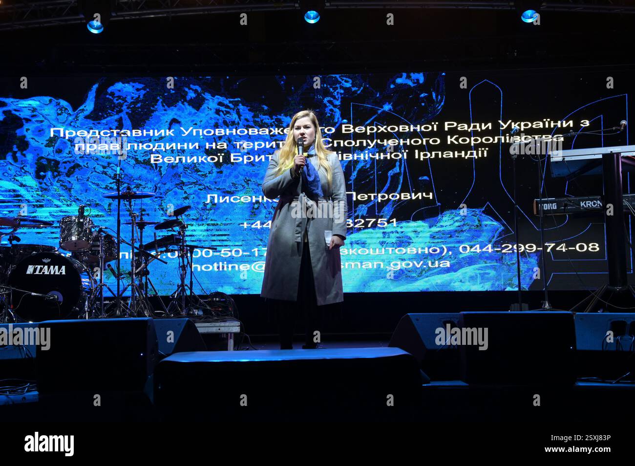 LONDON, GROSSBRITANNIEN. Februar 2025. Am dritten Jahrestag der russischen Invasion in die Ukraine versammeln sich ukrainische Familien und Unterstützer zu einer Kundgebung auf dem Trafalgar Square in London. (Foto von 李世惠/siehe Li/Picture Capital) Credit: Siehe Li/Picture Capital/Alamy Live News Stockfoto