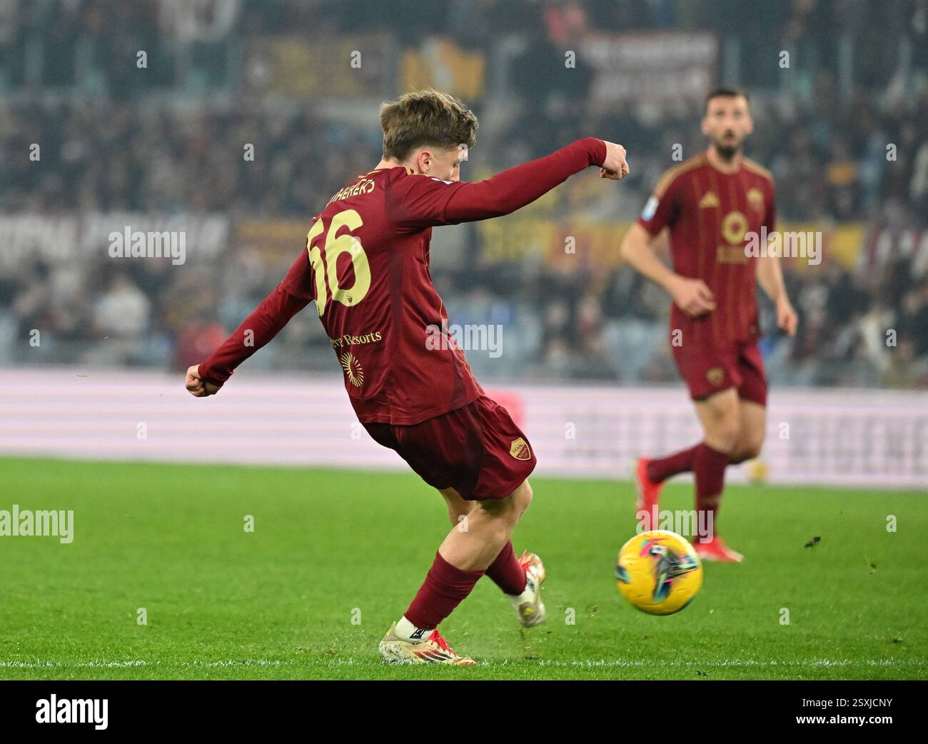 Rom, Italien. Februar 2025. Roma Alexis Saelemaekers schießt und punktet während eines Fußballspiels der Serie A zwischen Roma und Monza am 24. Februar 2025 in Rom. Quelle: Alberto Lingria/Xinhua/Alamy Live News Stockfoto
