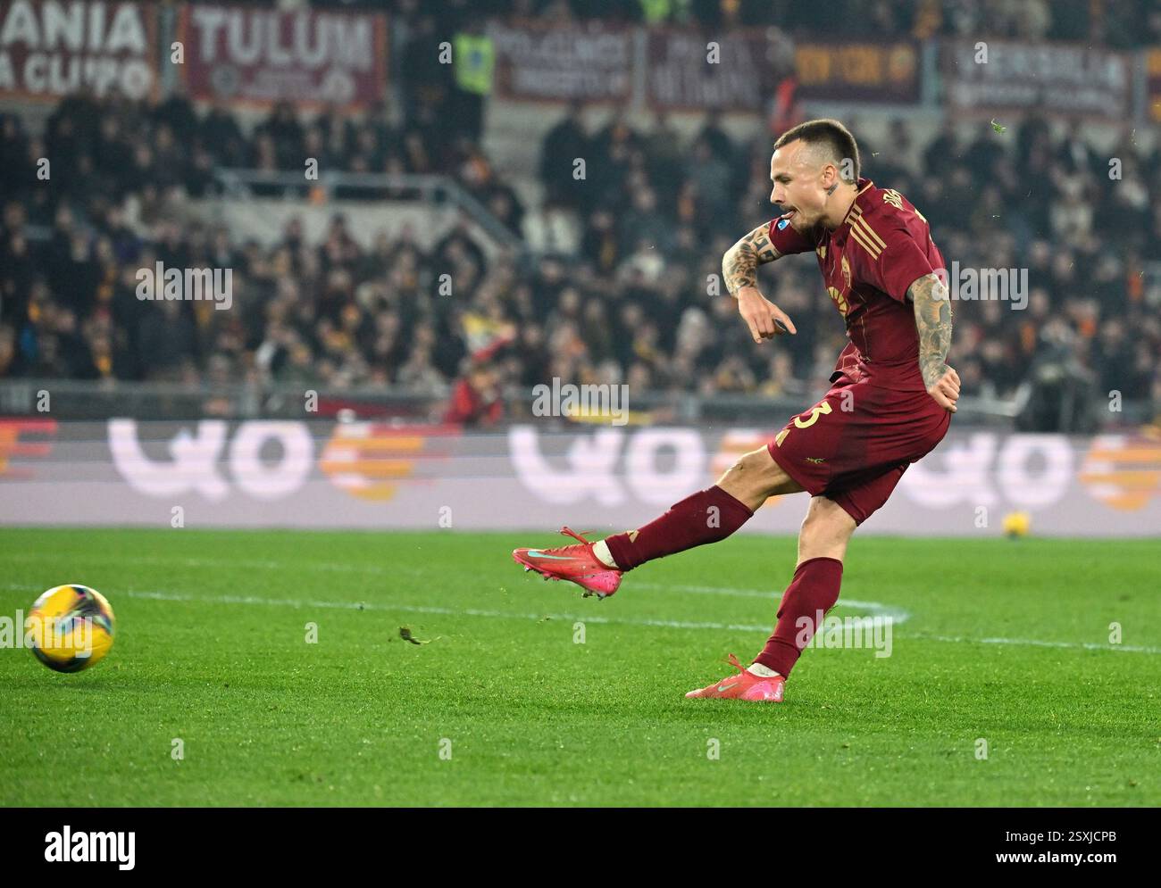 Rom, Italien. Februar 2025. Romas Angelino schießt und punktet während eines Fußballspiels der Serie A zwischen Roma und Monza am 24. Februar 2025 in Rom. Quelle: Alberto Lingria/Xinhua/Alamy Live News Stockfoto