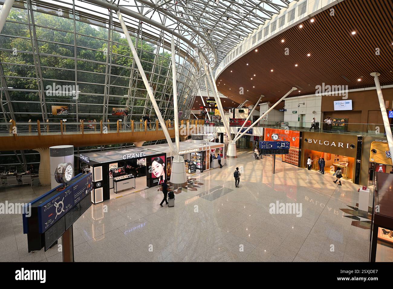 Markengeschäfte im Satelliten-Terminal A-Gebäude am Kuala Lumpur International Airport Terminal 1, mit Speise- und Getränkestandorten im Zwischengeschoss Stockfoto