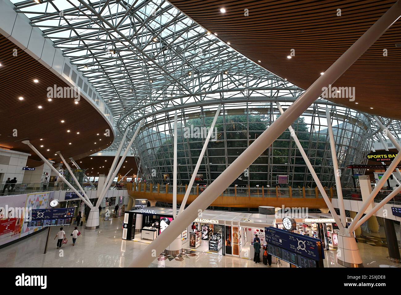Blick auf das Satellitenterminal Ein Gebäude, in dem internationale Abflug- und Ankunftsflüge am Terminal 1 des internationalen Flughafens Kuala Lumpur untergebracht sind Stockfoto