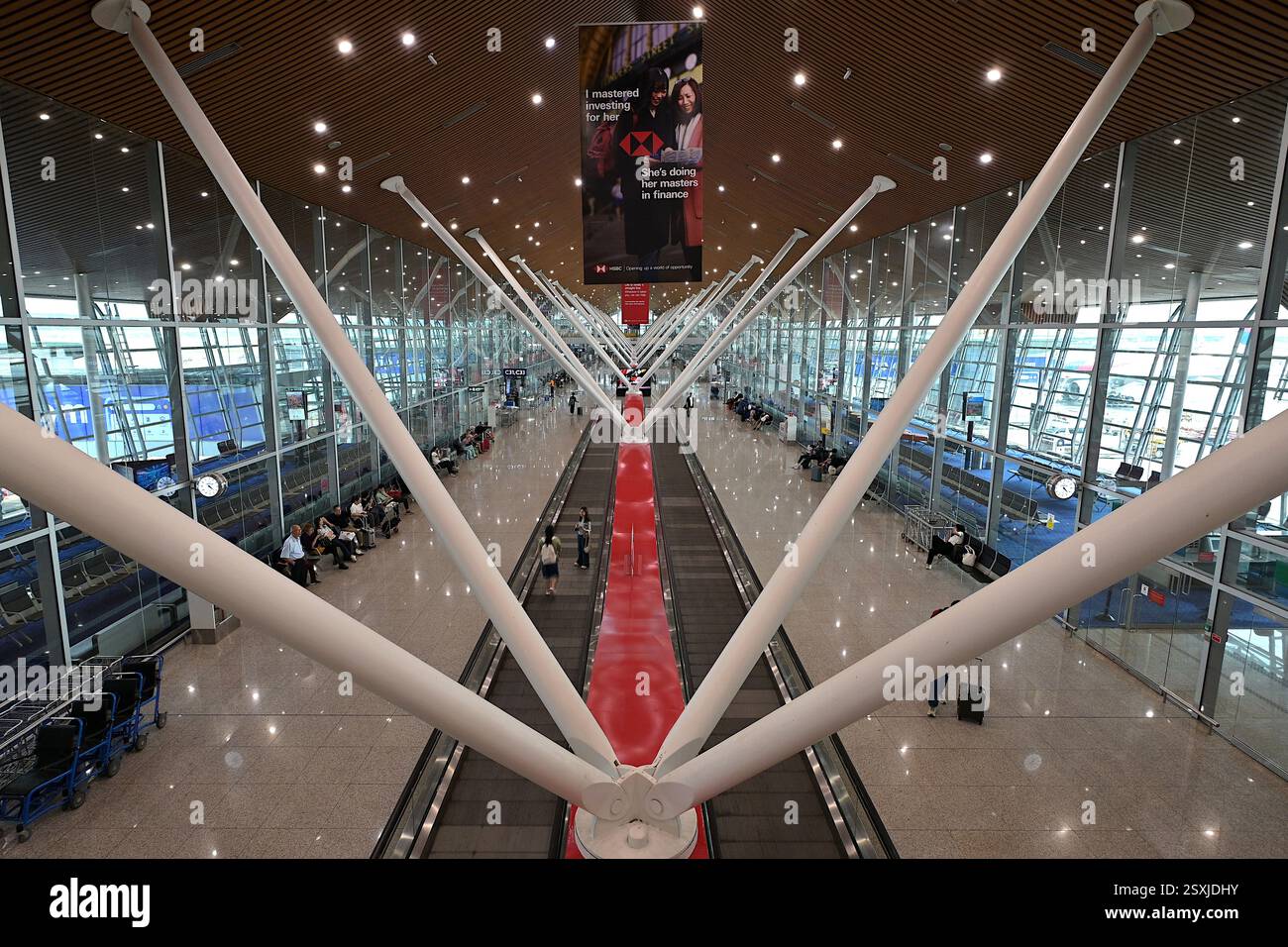 Ansicht der Reisenden am Satellitenterminal A des internationalen Flughafens Kuala Lumpur Terminal 1, das zu den Abflugsteigen führt Stockfoto
