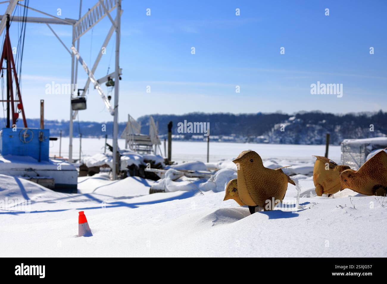 Metallgelbe Vögel zu gefroren, um im Winter nach Süden zu fliegen Stockfoto