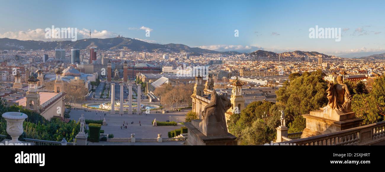 Barcelona - das Panorama der Stadt mit der Plaza Espana im Sonnenuntergang. Stockfoto