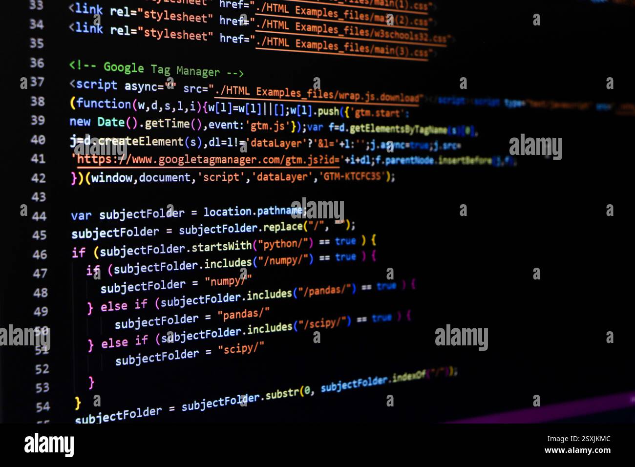 Softwarequellcode. Programmiercode. Programmiercode auf dem Computerbildschirm. Entwickler, der im Büro an Programmcodes arbeitet. Foto des Quellcodes. Technolo Stockfoto