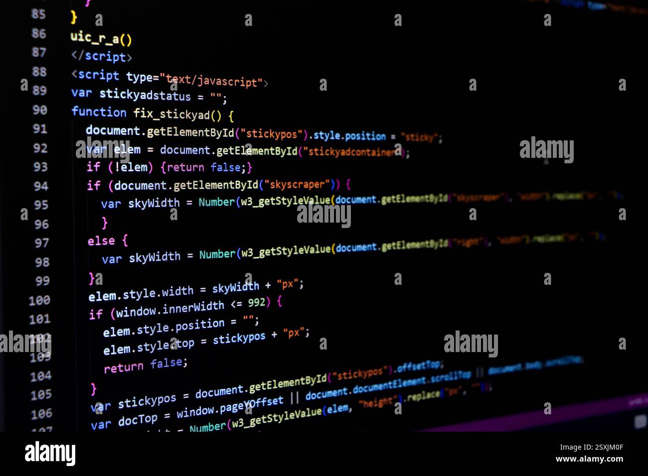 Softwarequellcode. Programmiercode. Programmiercode auf dem Computerbildschirm. Entwickler, der im Büro an Programmcodes arbeitet. Foto des Quellcodes. Technolo Stockfoto