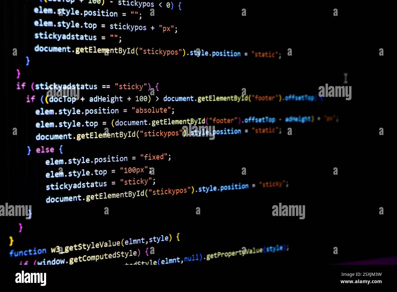 Softwarequellcode. Programmiercode. Programmiercode auf dem Computerbildschirm. Entwickler, der im Büro an Programmcodes arbeitet. Foto des Quellcodes. Technolo Stockfoto