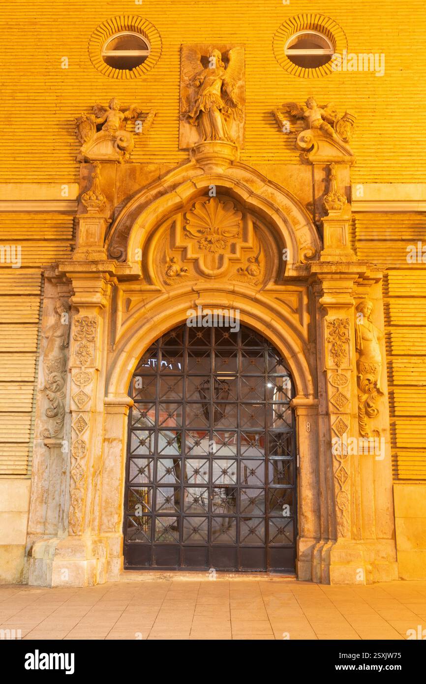 SARAGOSSA, SPANIEN - 2. MÄRZ 2018: Das barocke Portal des Palacio de los Salaber - Sora bei Nacht. Stockfoto