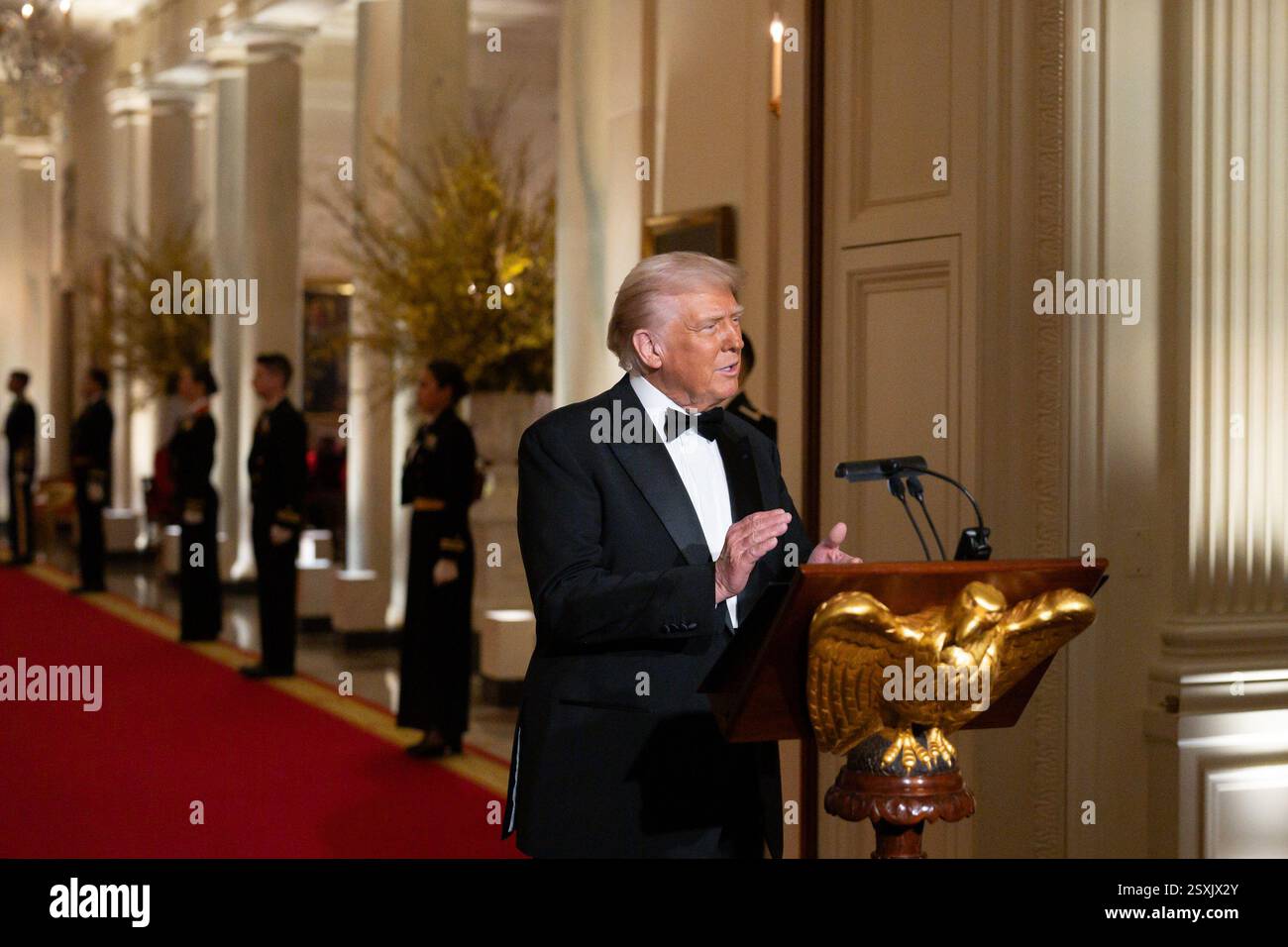 Präsident Donald Trump hält am Samstag, den 22. Februar 2025, bei einem Dinner für die Gouverneure der Nation im East Room des Weißen Hauses eine Rede. (Offizielles Foto des Weißen Hauses von Andrea Hanks) Stockfoto