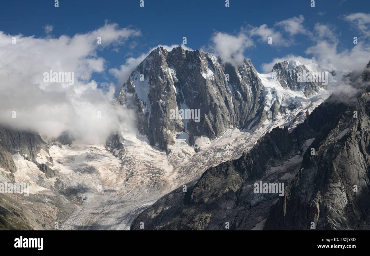 Der Grand Jorasses ist im Abendlicht am Höhepunkt. Stockfoto