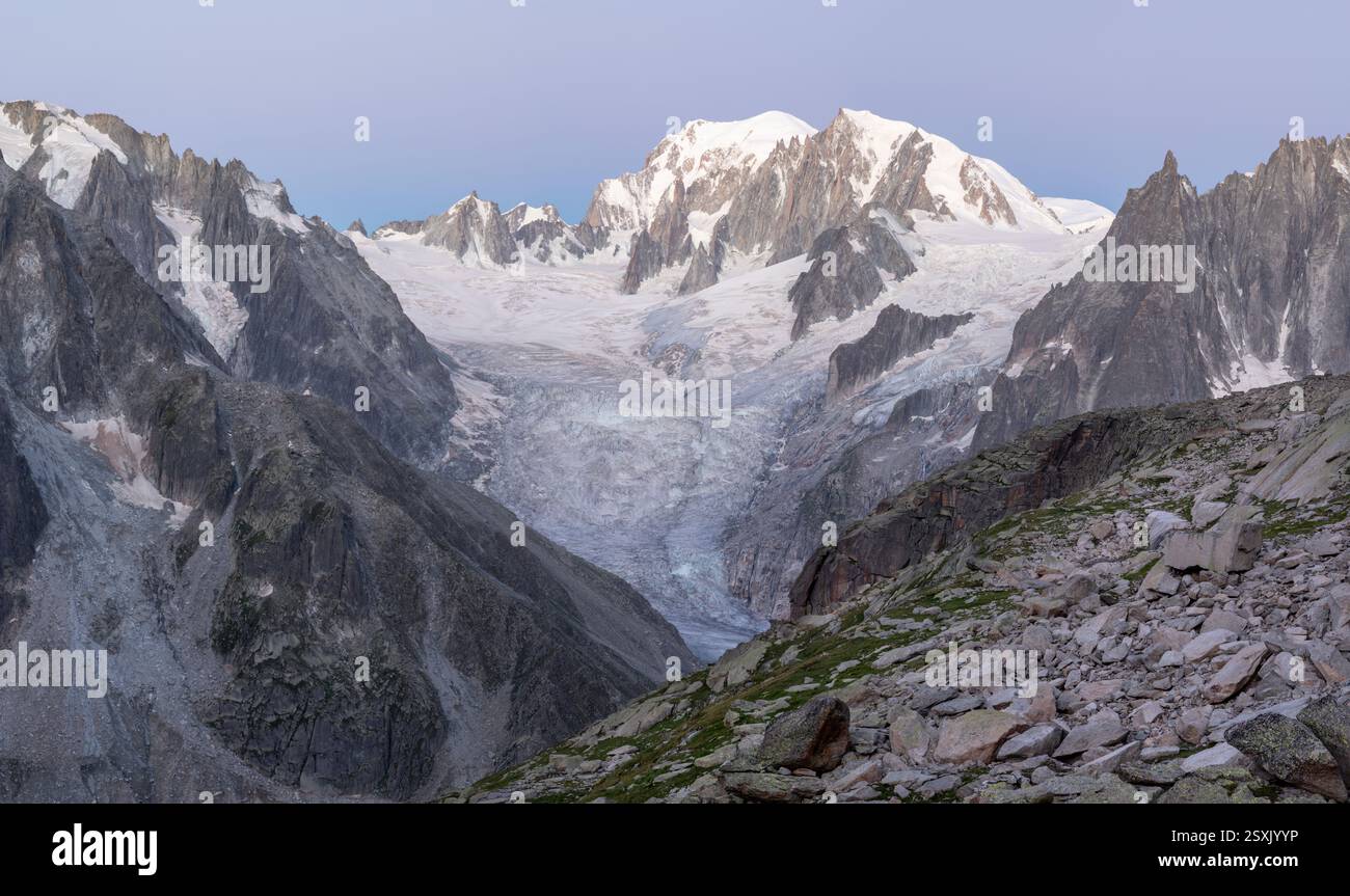 Das Panorama des Mont-Blanc-Massivs und der Aiugulles-Türme in der Morgendämmerung. Stockfoto