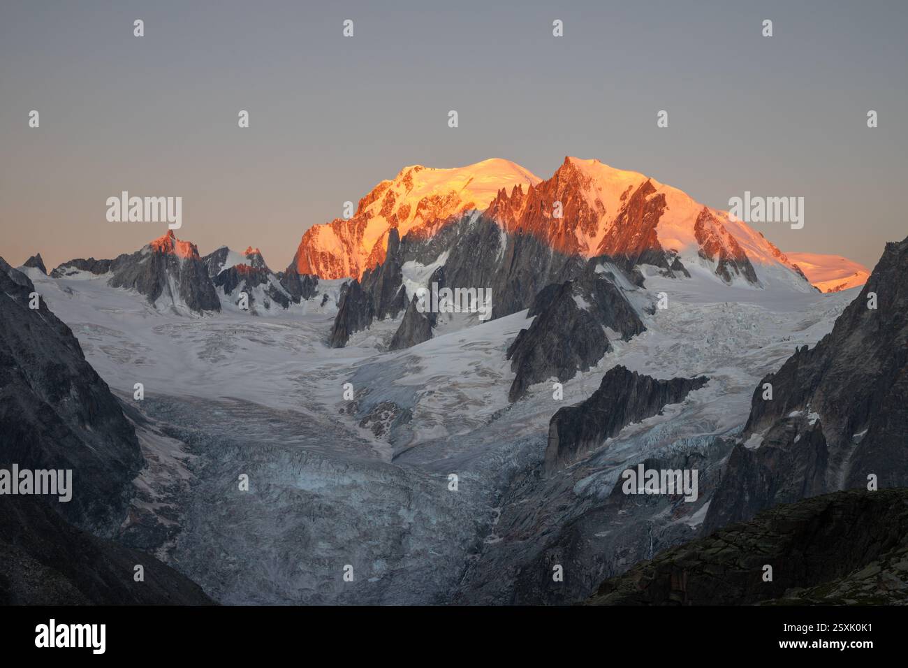 Das Mont Blanc-Massiv im Morgenlicht. Stockfoto