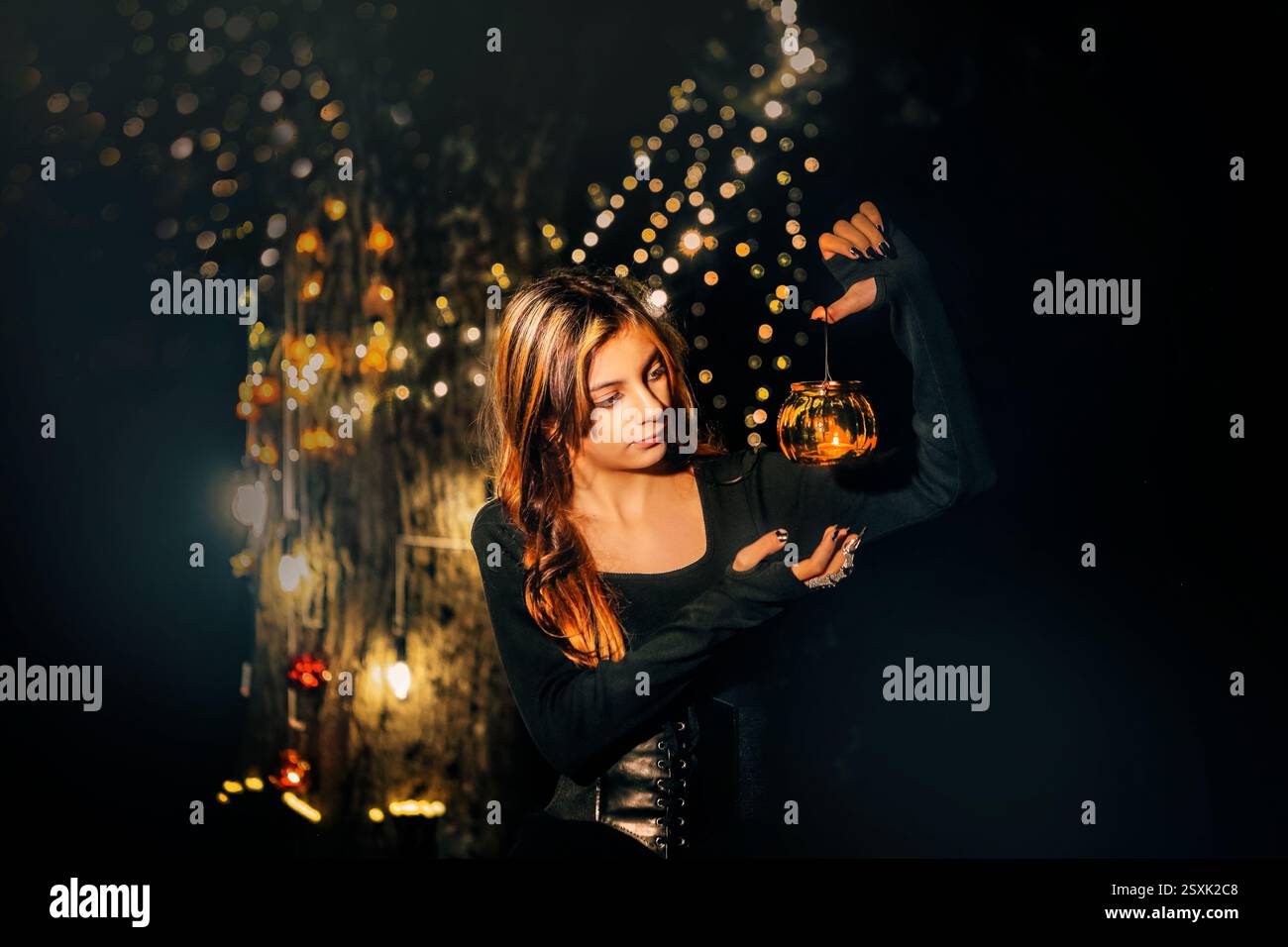 Mädchen mit einer Taschenlampe in einem magischen Wald Stockfoto