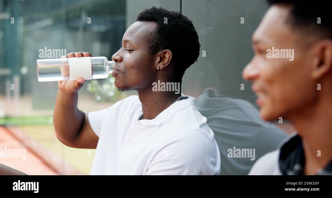 Sportsportler, Trinkwasser und Mann trinken Wasser für Durst, Tennis-Trainingspause oder flüssige Erfrischung. Gesund, Menschen oder Mineralgetränk auf dem Platz Stockfoto