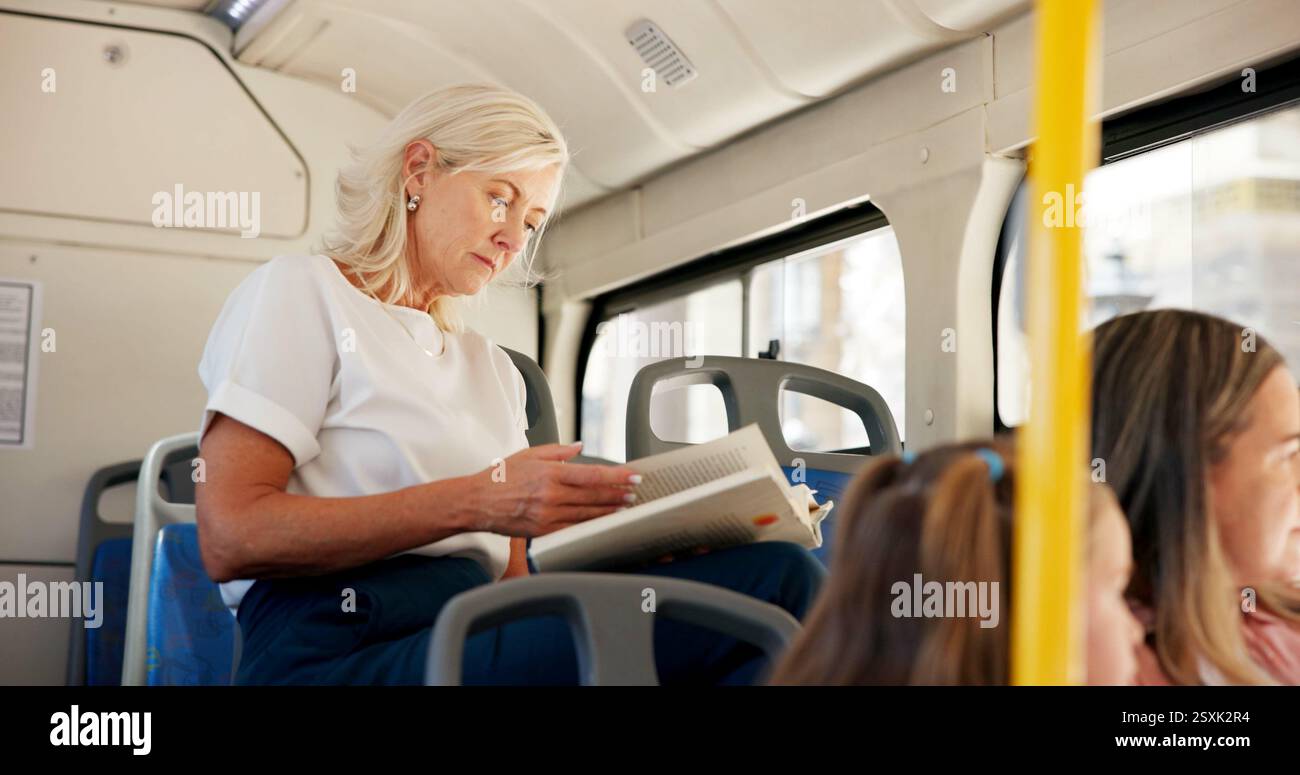 Buch lesen, Bus und Frau in der Stadt, reisen und pendeln mit Passagieren, erkunden und Abenteuer. Menschen, öffentliche Verkehrsmittel und reife Dame mit Stockfoto