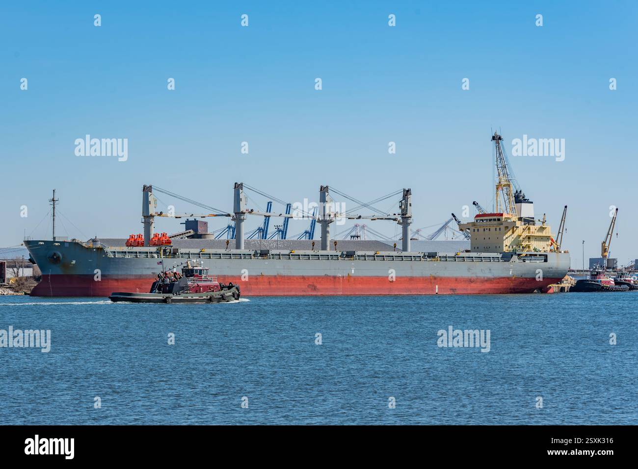 Schlepper in der Nähe eines Ozeanschiffs, Hafen von Baltimore Maryland Stockfoto