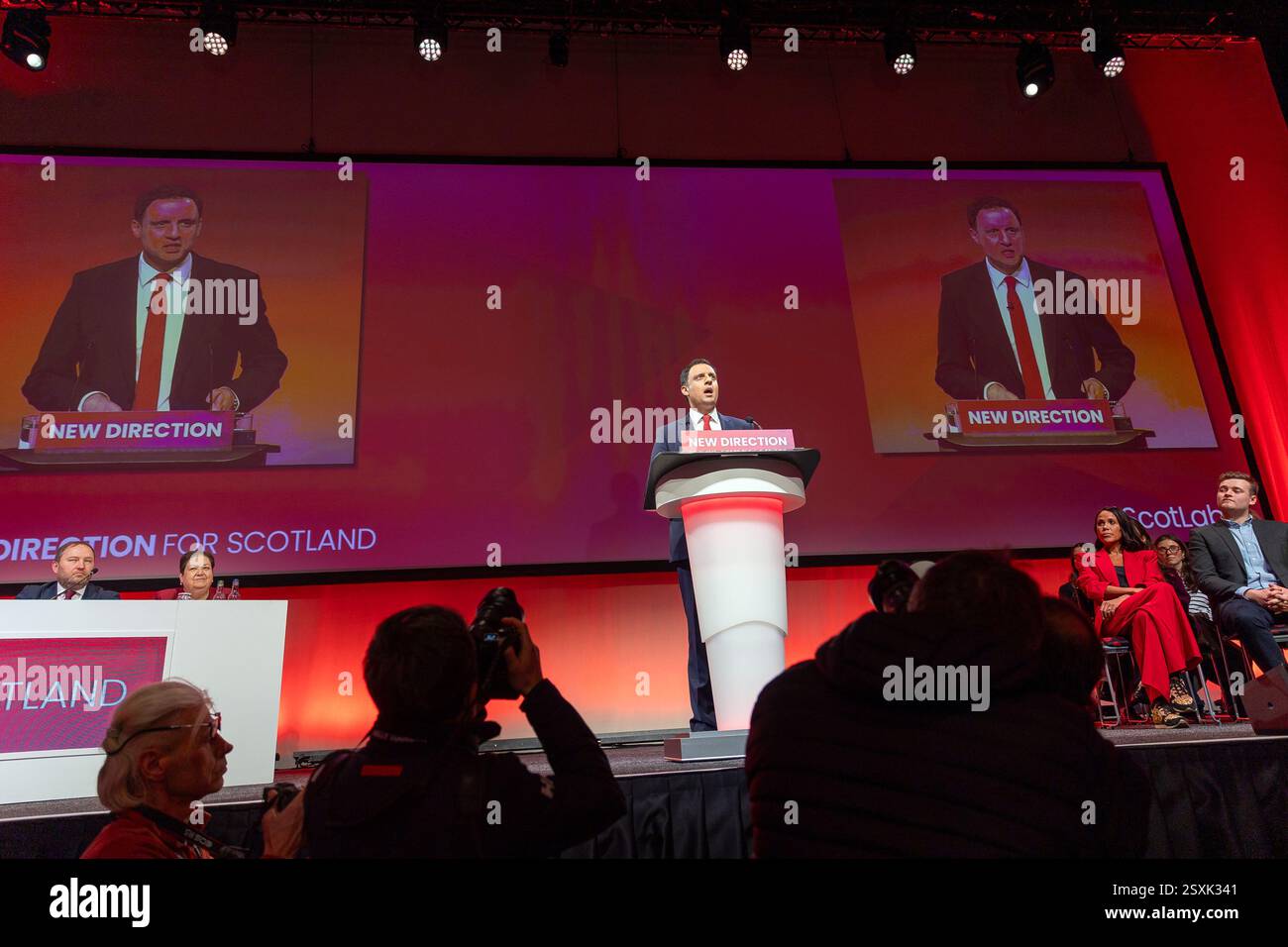 Der Scottish Event Campus, Glasgow, Großbritannien. Freitag, 21. Februar 2025. Anas Sarwar MSP, Vorsitzender der Scottish Labour Party, spricht auf der Konferenz. Anas Sarwar kündigte seine Absicht an, Scotlands erster Minister zu werden, unter den Änderungen für bessere Gesundheitsfürsorge, Sicherheit in Klassenzimmern, Verbot von Mobiltelefonen in Klassenzimmern; um Rauschschlaf vollständig zu beseitigen. Abdullah Bailey/Alamy Stockfoto