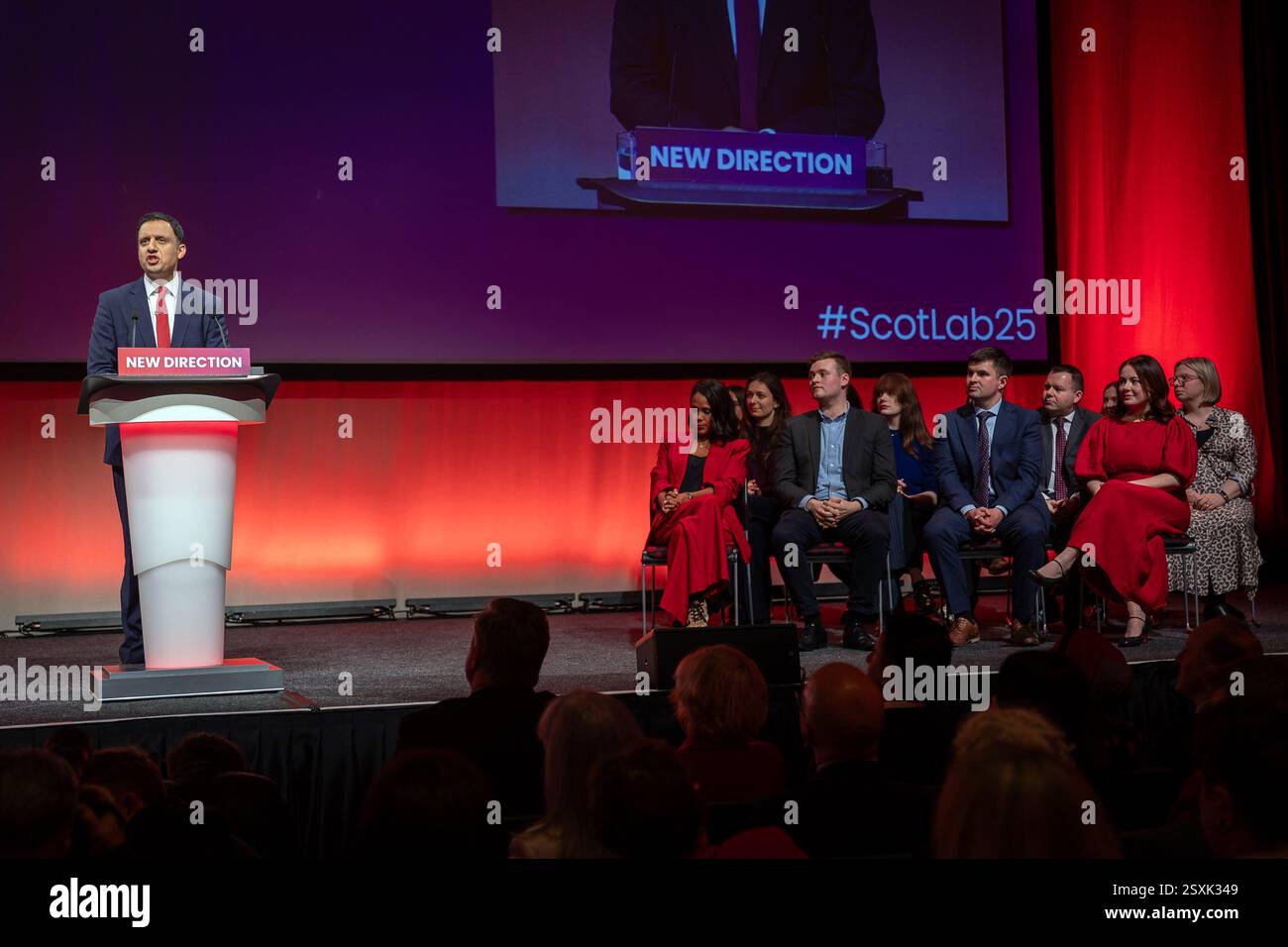 Der Scottish Event Campus, Glasgow, Großbritannien. Freitag, 21. Februar 2025. Anas Sarwar MSP, Vorsitzender der Scottish Labour Party, spricht auf der Konferenz. Anas Sarwar kündigte seine Absicht an, Scotlands erster Minister zu werden, unter den Änderungen für bessere Gesundheitsfürsorge, Sicherheit in Klassenzimmern, Verbot von Mobiltelefonen in Klassenzimmern; um Rauschschlaf vollständig zu beseitigen. Abdullah Bailey/Alamy Stockfoto